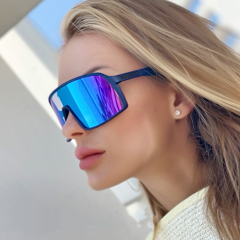 Factors for Choosing Sunglasses: UV index, Color, Shape, Material, and Weight