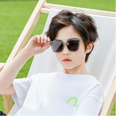 How can parents properly select sunglasses for their children?