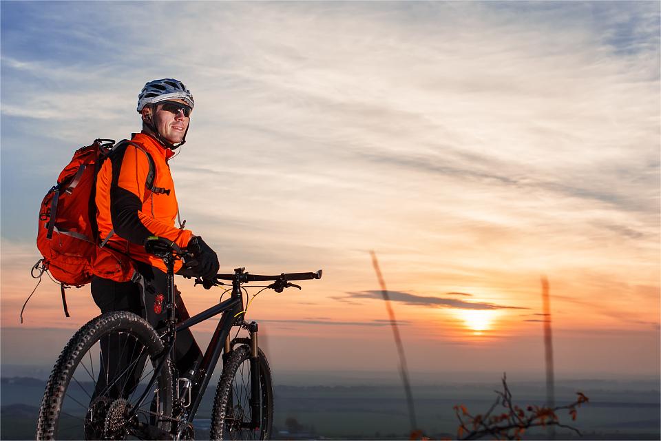 Gli occhiali da sole sportivi ti tengono coperto durante il ciclismo all'aperto!